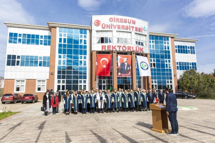 GRÜ 17 yaşında!    Giresun Üniversitesi 17. Yaşına girdi. 2006 yılında kurulan Giresun Üniversitesi’nin kuruluş yıldönümü nedeniyle Atatürk anıtına çelenk sunuldu.