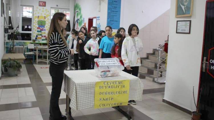 Ortaokul öğrencilerinden depremzedelere destek
