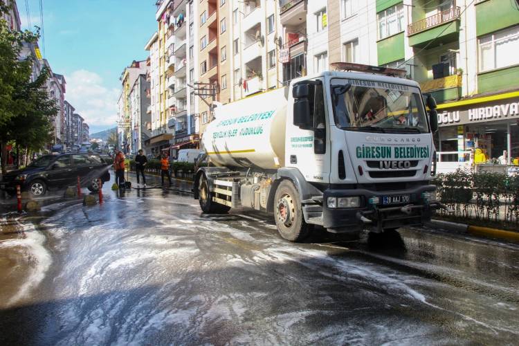 Giresun’umuzun cadde ve sokakları köpüklü sularla yıkanıyor