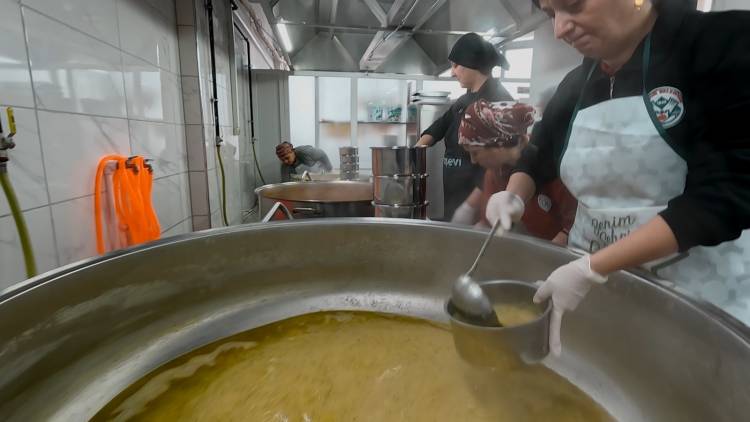 Aşevi’nde pişen sıcak yemekler ihtiyaç sahibi vatandaşlara ulaştırılıyor